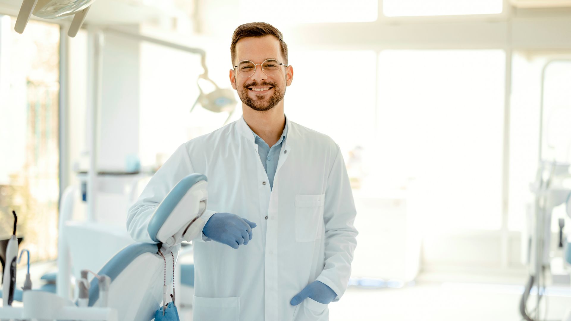 How A Cosmetic Dentist in Mar Vista Helps With Your Smile